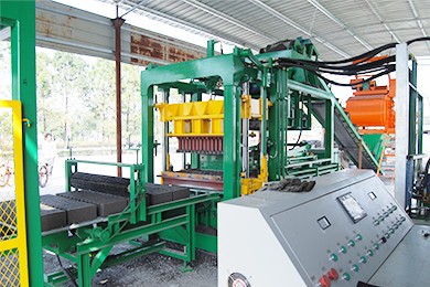 Fully automatic hollow block making machine