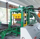 Fully automatic hollow block making machine