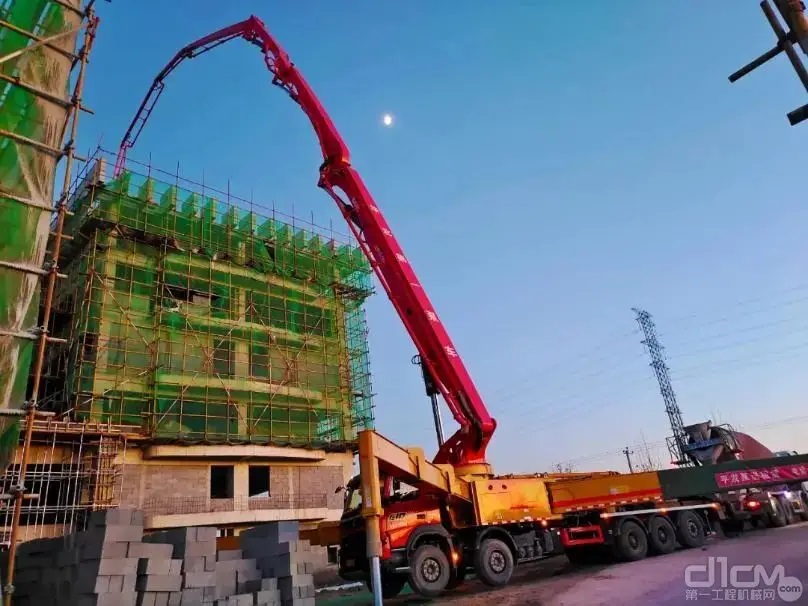 how does a concrete boom pump truck work